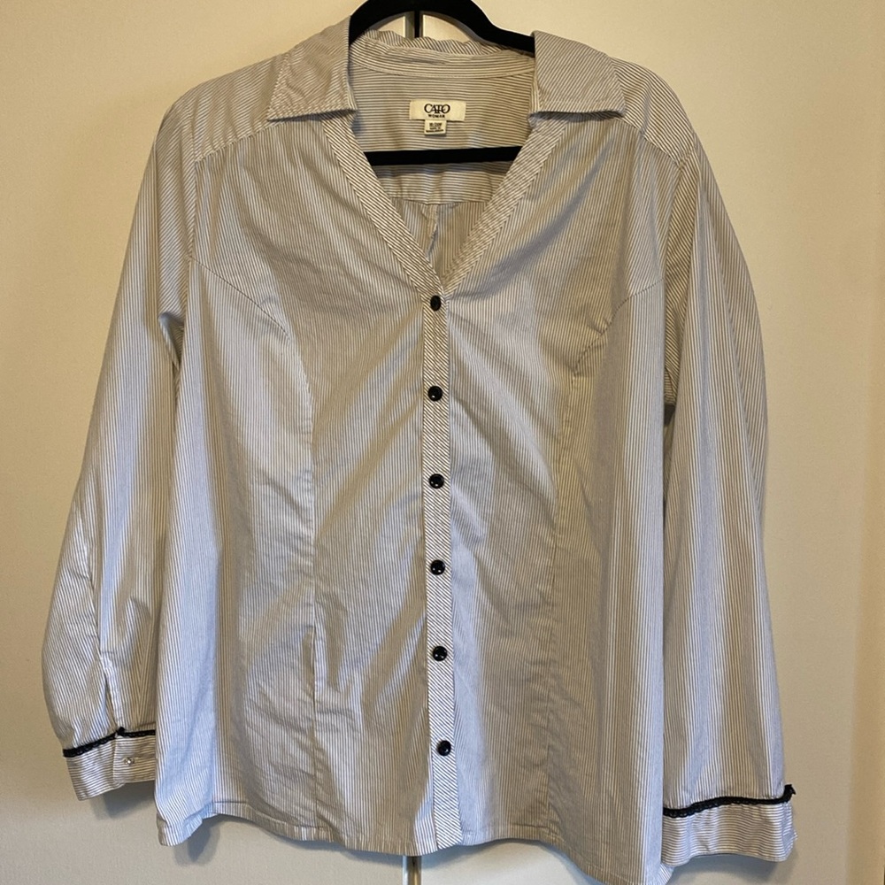 CATO 18/20W Blouse, pinstripes w black lace detail/rhinestone button on cuff